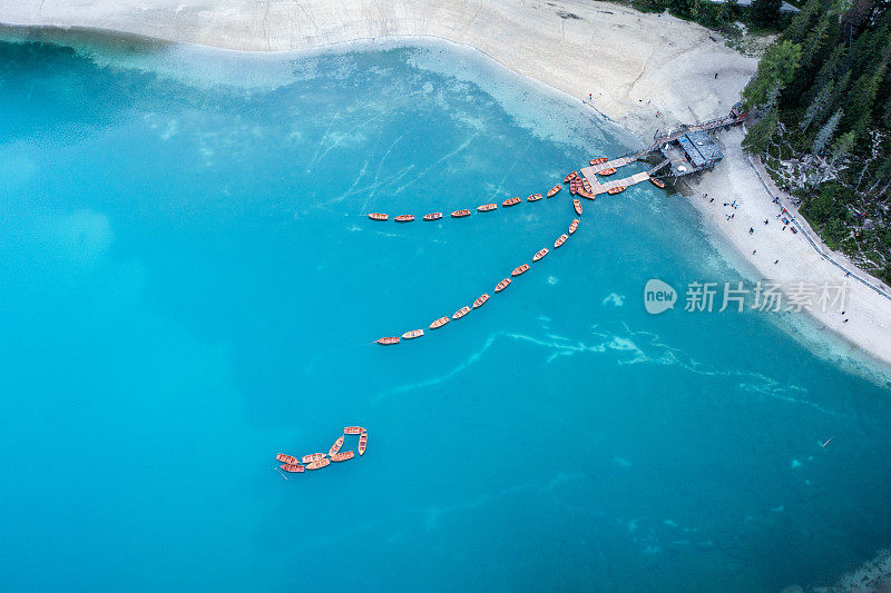 意大利Dolomites的Lago di Braies上的船编队